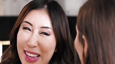 Heteroseksüel Asyalı kız strap-on gördüğünde lezbiyen oluyor Nicole Doshi Maya Woulfe