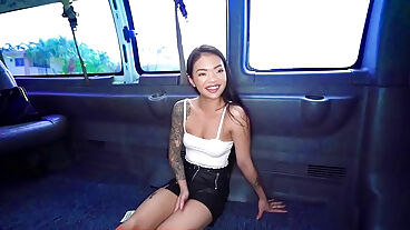 可爱亚洲妹子被诱骗进货车