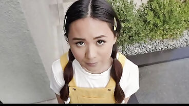 Милая миниатюрная азиатская тинка трахается с соседской парой