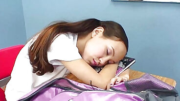 Öğretmen zayıf Asyalı gençlerin sıkı amcıklarını sikiyor