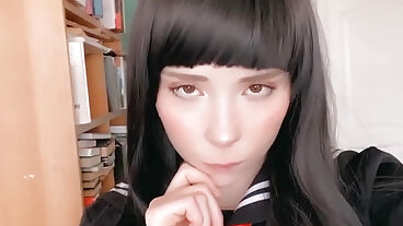 Японская студентка глубоко сосет член и занимается сексом в позе наездницы