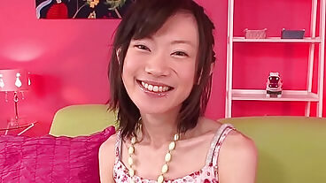 Sıska Asyalı tatlı kız am oyunlarının tadını çıkarıyor