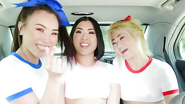 Продюсер Джонни предлагает, что дикие видео лучше подходят корейским красоткам Эмеральд Лавс, Кимми Ким и Софии Су