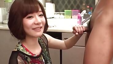 Airai Miyazaki, olgun ve fantastik bir Asyalı, oyun arkadaşı izlerken sizi mutfakta üçlü seks yapmaya davet ediyor ve nazikçe oral seks yapıyor