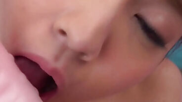 Обнаженная красавица ласкает азиатские искусственные пенисы в своей мокрой вагине