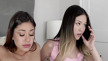 Asyalı Üvey Kız Kardeş Tıbbi Klinikten Geldiğini Söyleyerek Kardeşine Şaka Yapıyor