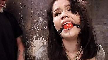 悬吊捆绑亚洲女遭玩具折磨